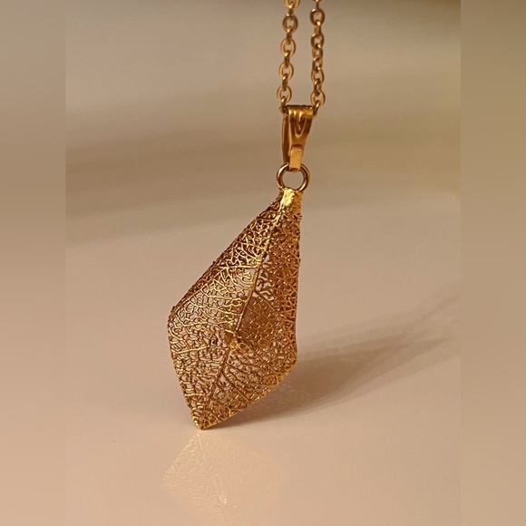 [SOLD] JAPAN Vintage AKOYA Pearl Necklace Unique Design Leaf Embrace Pearl - Picture 9 of 11